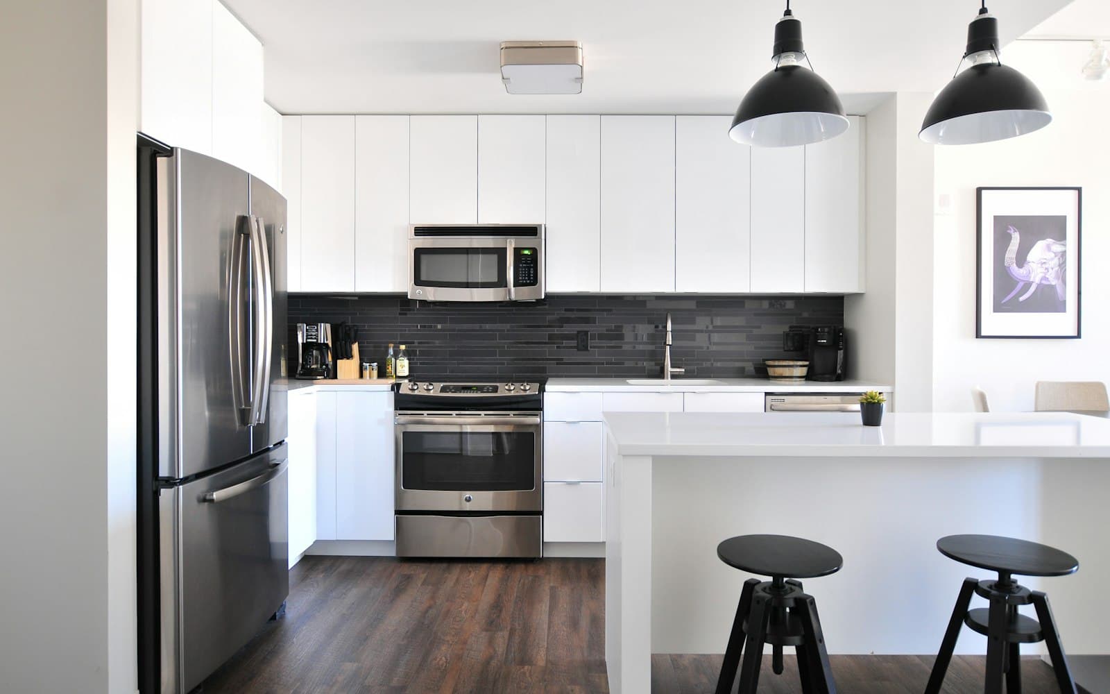 Kitchen with integrated and freestanding appliances